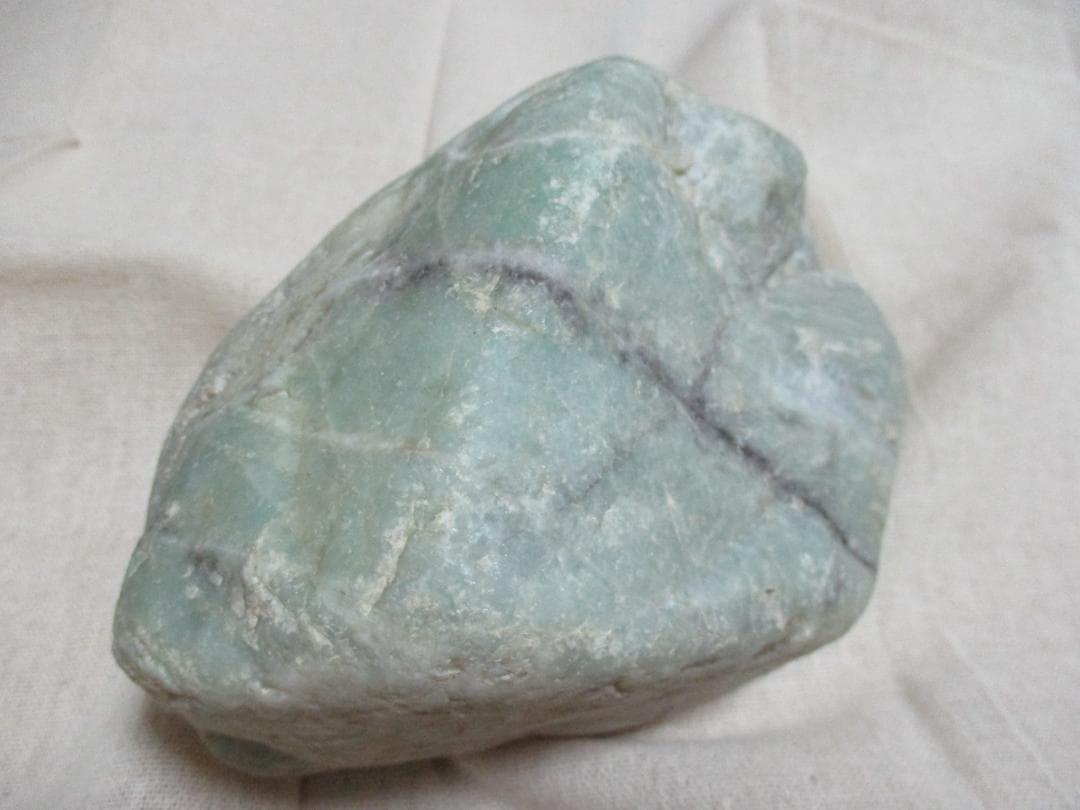 糸魚川　翡翠　原石　２．２ｋｇ　姫川産　ヒスイ　宝石　水石　鑑賞石　国産鉱物