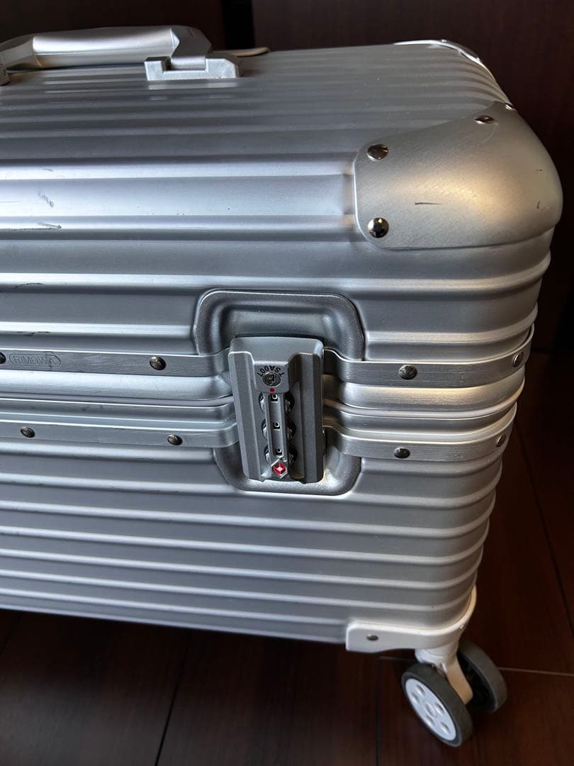 シルバー アルミニウム キャリーケース
