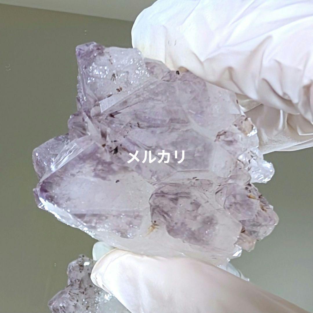 特徴的なアメジスト原石（扇形状内包物入り）