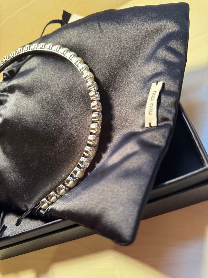 miu miu ビジュー付きヘアカチューシャ