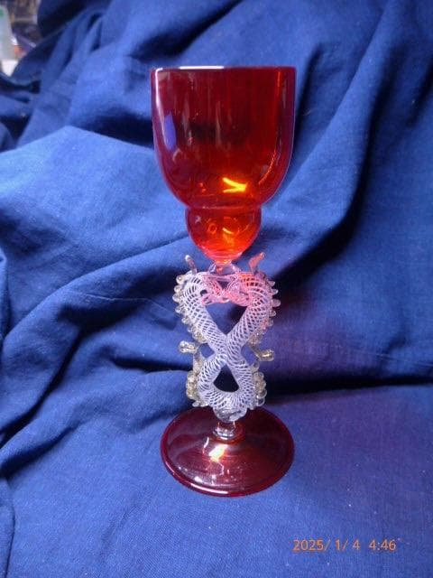 繊細で美しいヴェネチアングラスです。／赤色です