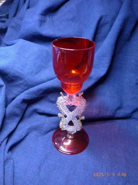 繊細で美しいヴェネチアングラスです。／赤色です