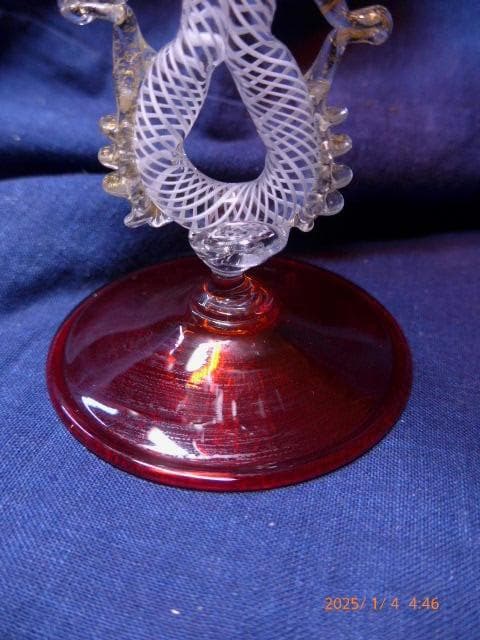 繊細で美しいヴェネチアングラスです。／赤色です