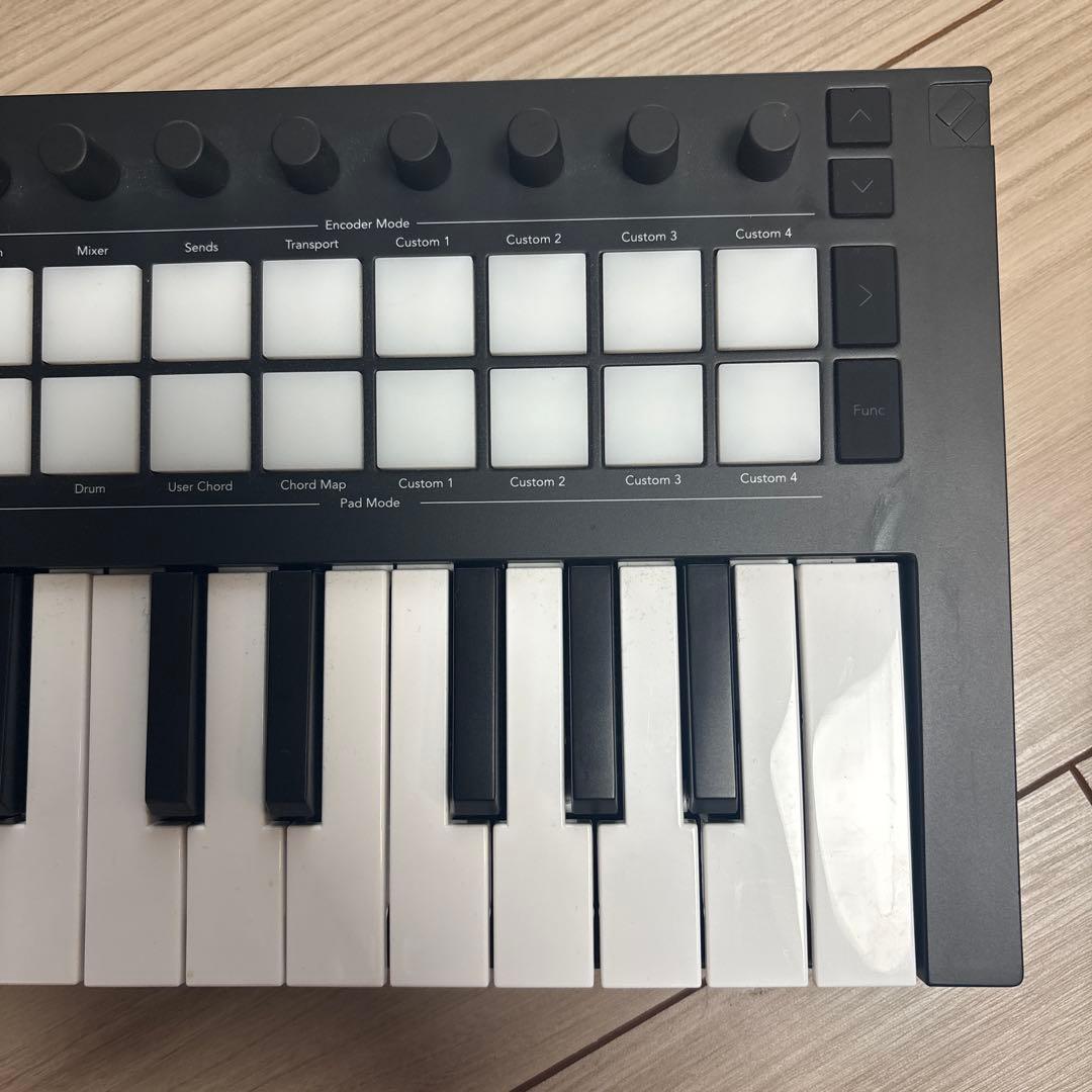 Launchkey Mini mk4 25 MIDIコントローラー