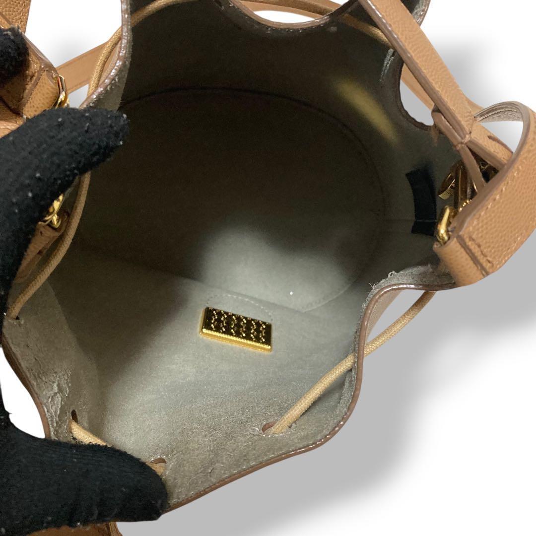 【美品】フルラ　バケット　巾着ショルダーバッグ　ロゴ金具　レザー　茶色　斜め掛け