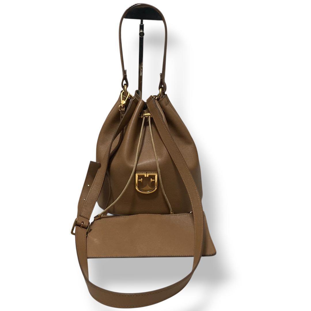 【美品】フルラ　バケット　巾着ショルダーバッグ　ロゴ金具　レザー　茶色　斜め掛け