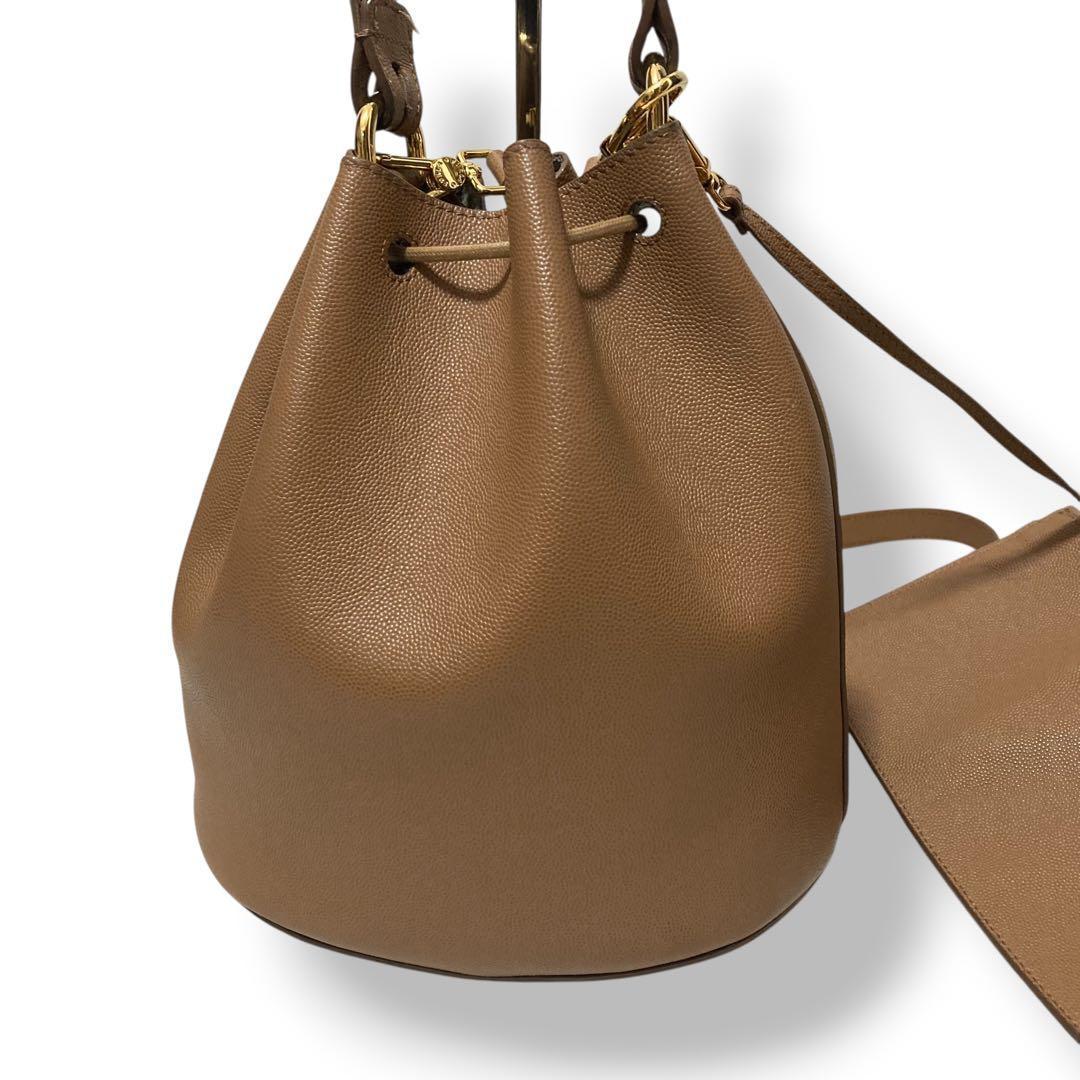 【美品】フルラ　バケット　巾着ショルダーバッグ　ロゴ金具　レザー　茶色　斜め掛け