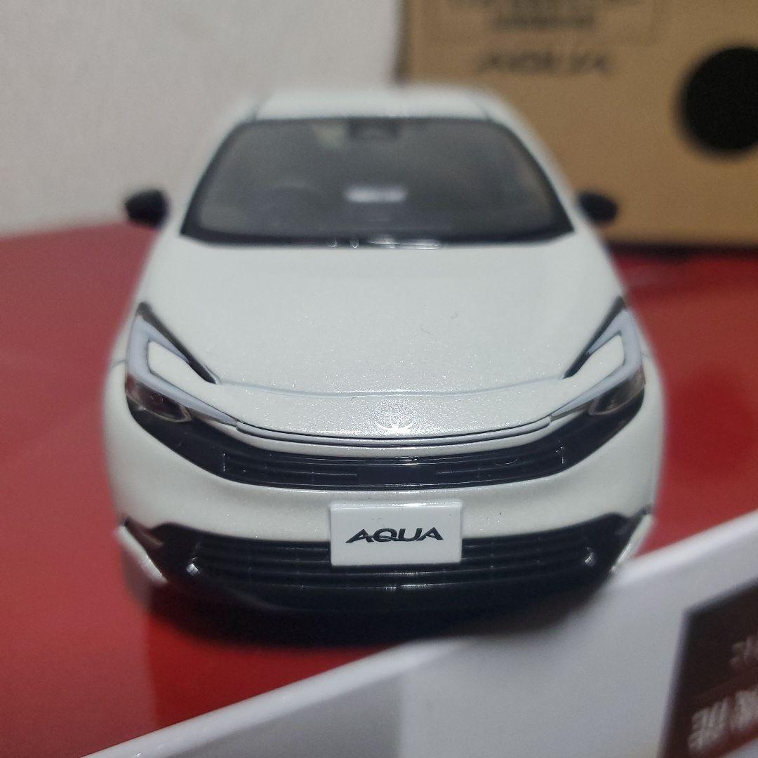 トヨタ新型 AQUA 1/30 ミニカー ホワイト
