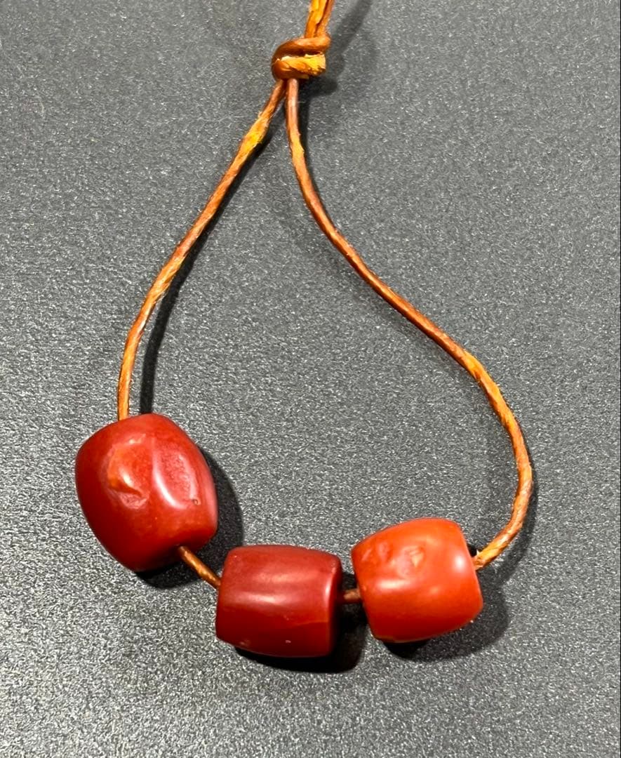 アンティーク　チベット　血赤珊瑚と赤珊瑚のビーズ３個セット