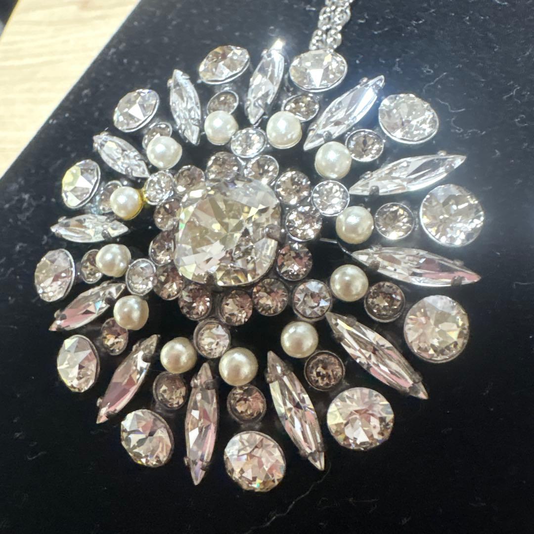 FOXEY クリスタルとパールの花形ペンダント