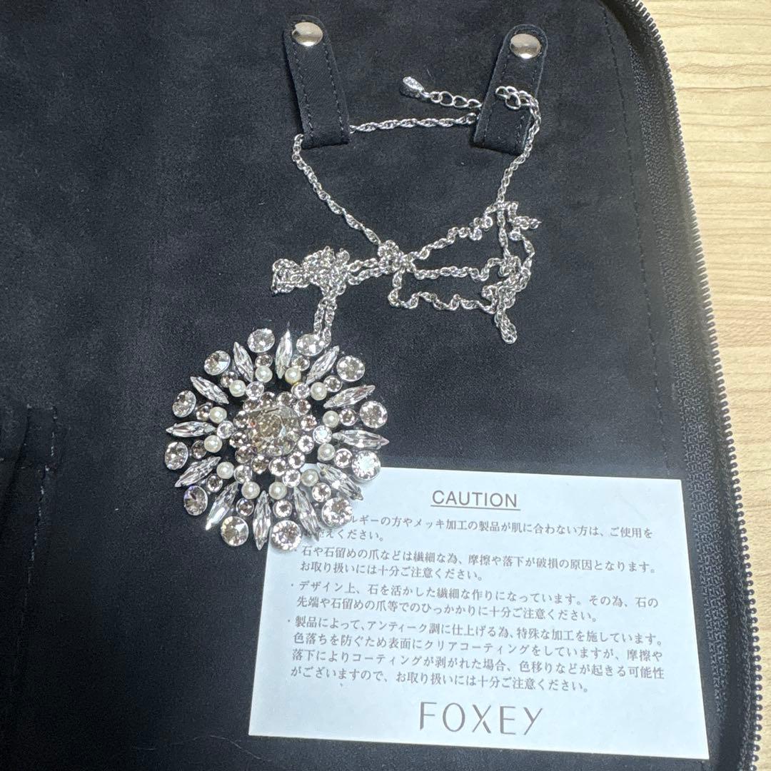 FOXEY クリスタルとパールの花形ペンダント
