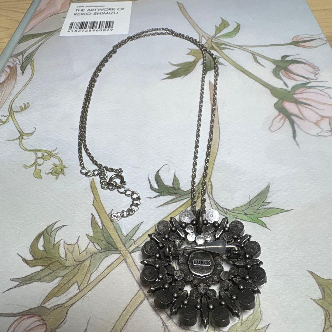 FOXEY クリスタルとパールの花形ペンダント