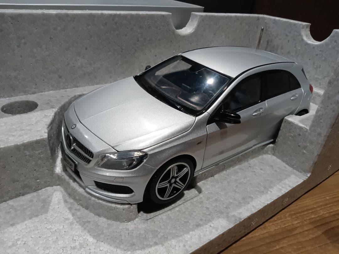 1/18 メルセデスベンツ　Aクラス　W176 スポーツ　シルバー　ミニカー