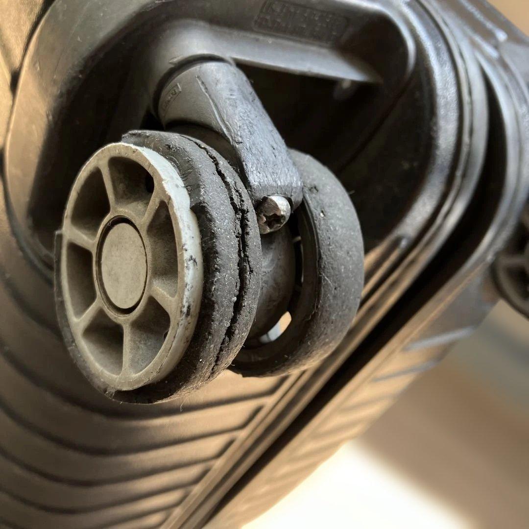 RIMOWA ブラック キャリーケース　Sサイズ　機内持ち込み　黒　4輪