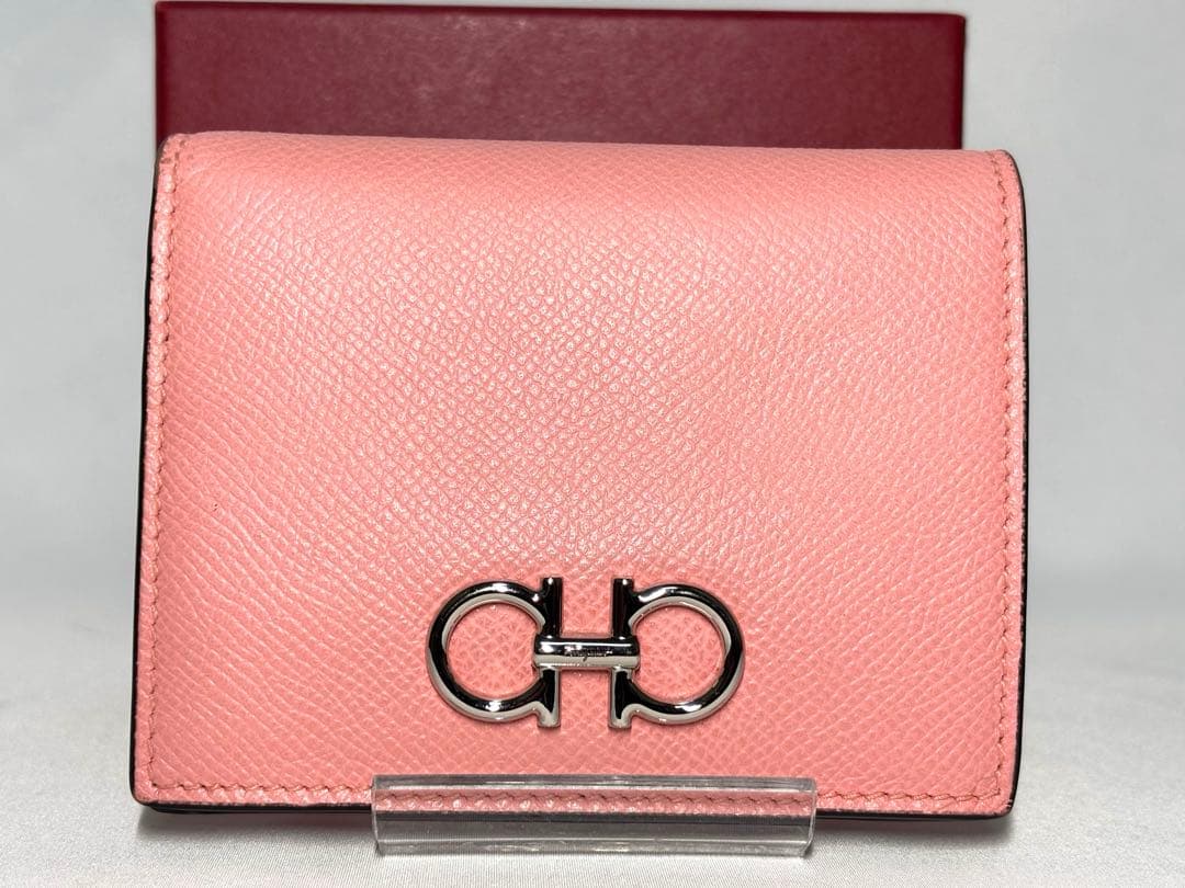 【良品】サルヴトーレフェラガモ　二つ折り財布