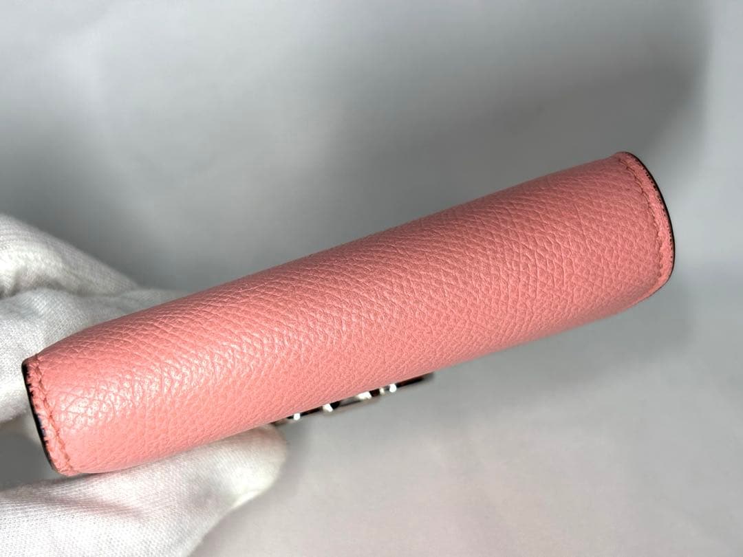 【良品】サルヴトーレフェラガモ　二つ折り財布