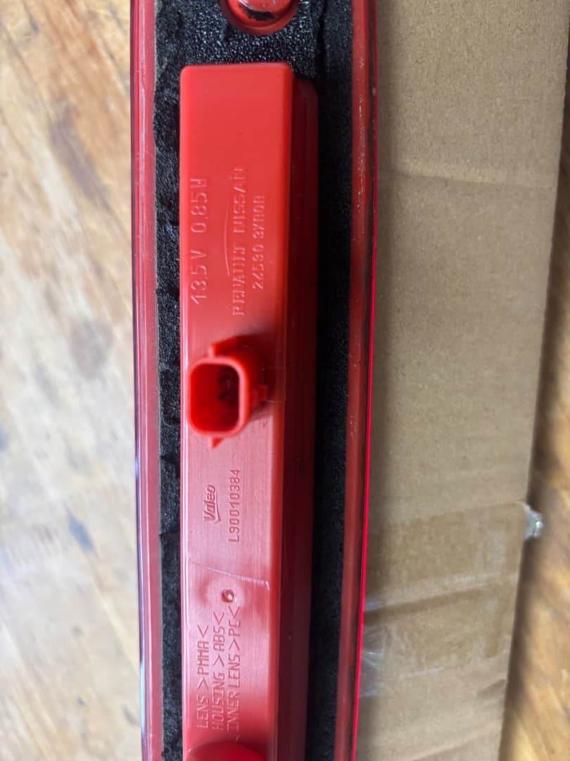 キャラバン NV350 ハイマウントストップランプ