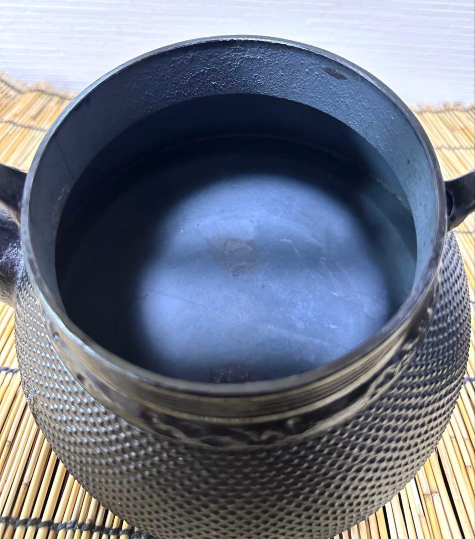 新品、供箱等付属品付　南部岩鋳四代目清末作 　真作保証　１８型アラレ　南部鉄瓶