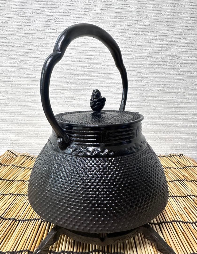 新品、供箱等付属品付　南部岩鋳四代目清末作 　真作保証　１８型アラレ　南部鉄瓶