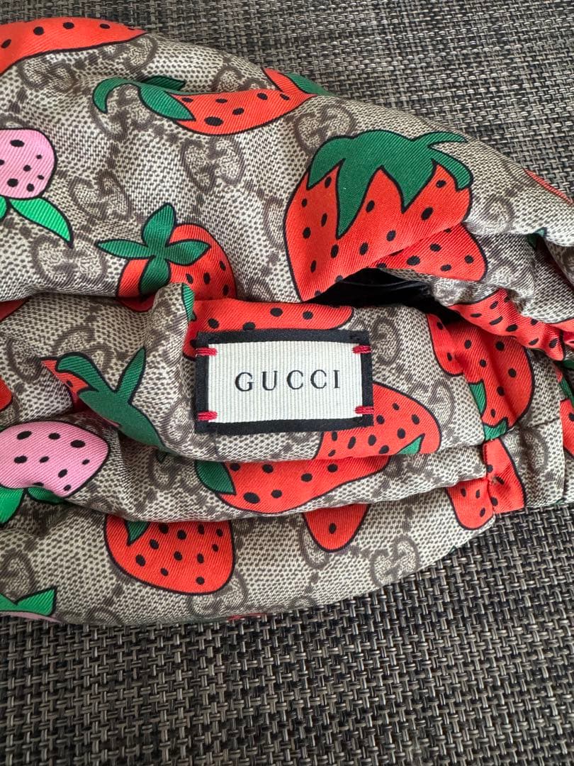 Gucci イチゴ柄 ヘアバンド Mサイズ　ストロベリー