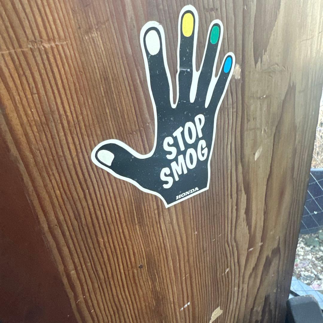 木製棚タンス、本棚　STOP SMOGステッカー