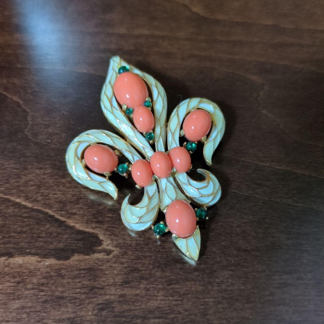 TRIFARI　エンブレムデザイン　ブローチ