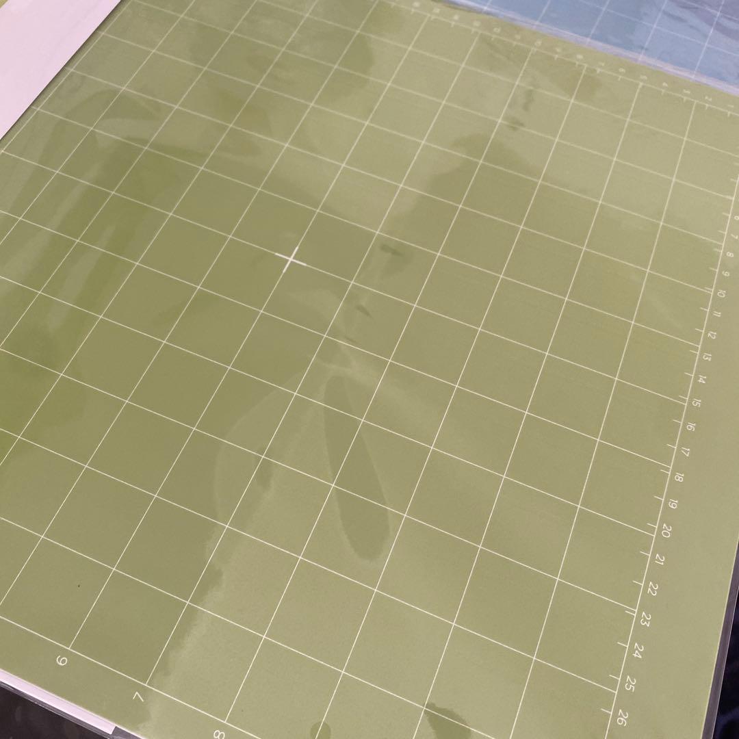 お値下げ中【美品】ほぼ未使用クリカットメーカー3 ＋カッティングシート3枚