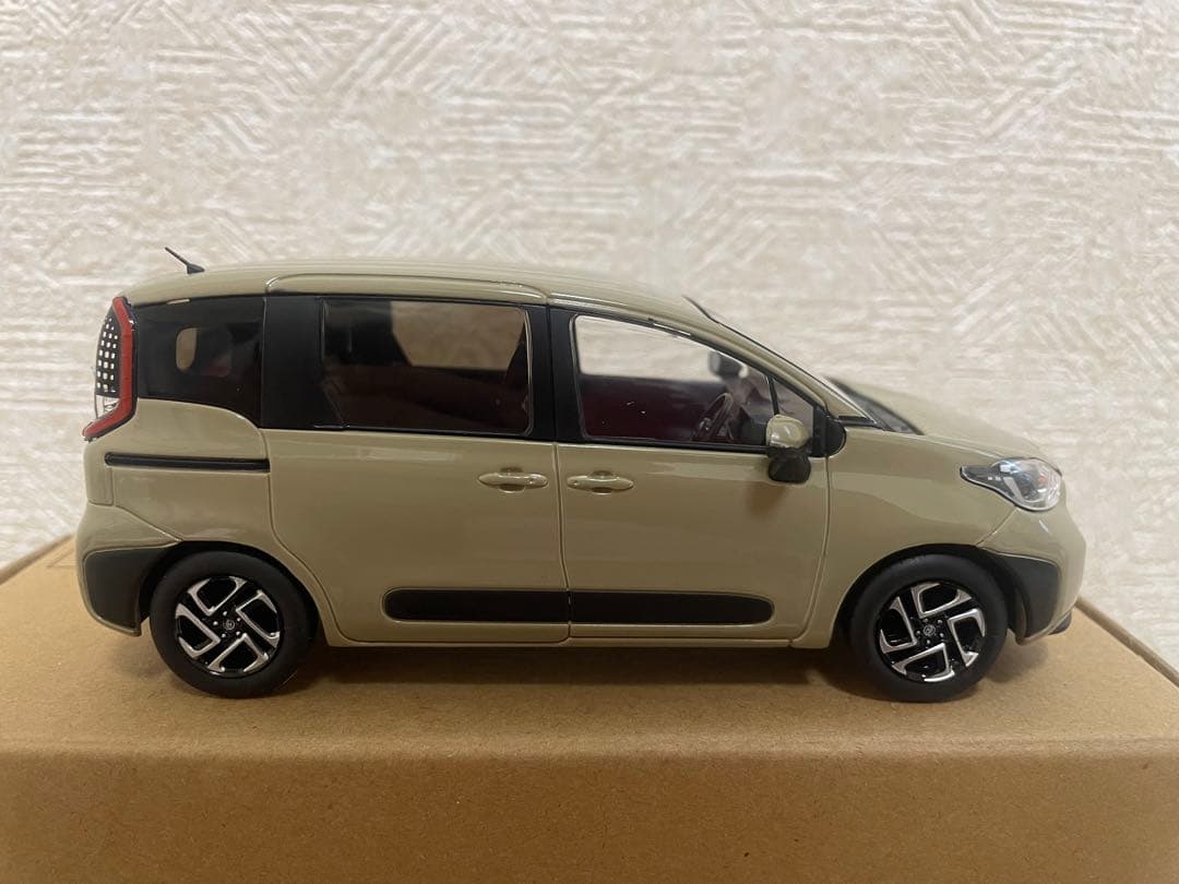 トヨタ シエンタ ミニカー ベージュ