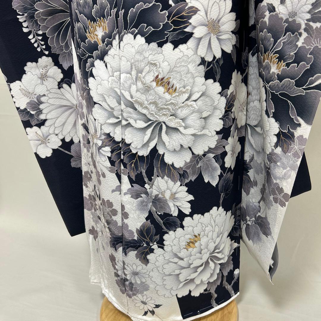 シックな紺地と白の染め分けの牡丹の振袖セット