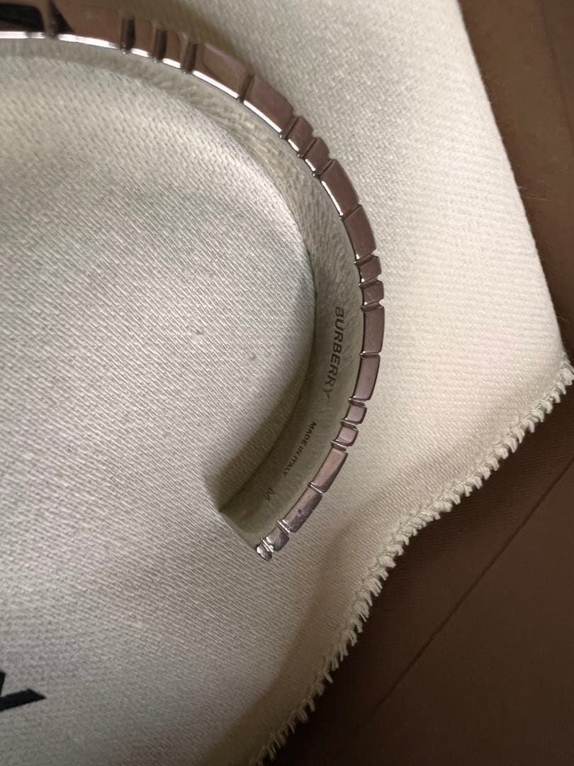 12月12日まで販売予定！ BURBERRY シルバーバングル 専用布袋付き