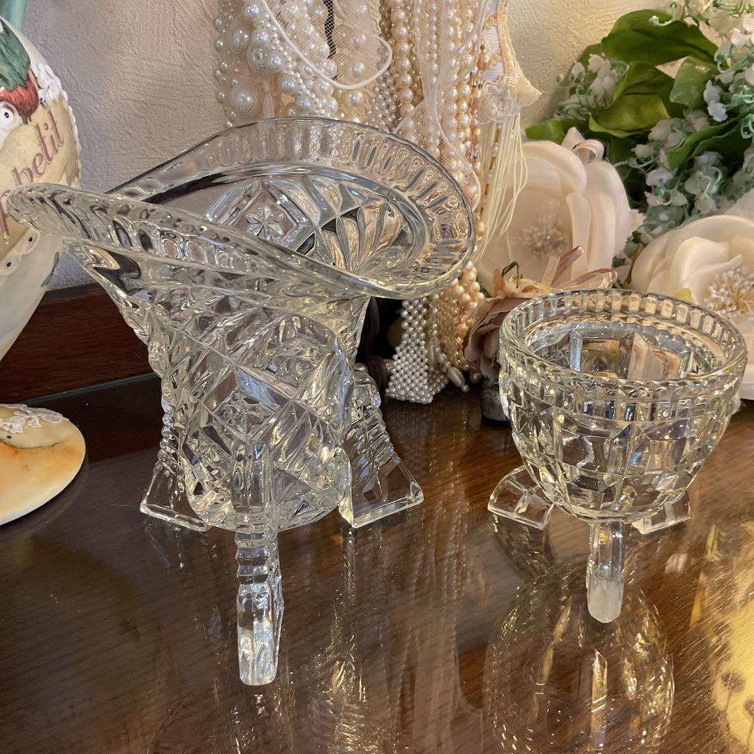 イギリスアンティーク　三脚のプレスガラス