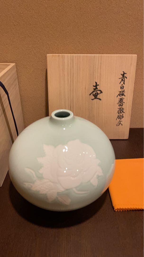人間国宝　井上萬二作　青白磁薔薇彫文壺　未使用保管品
