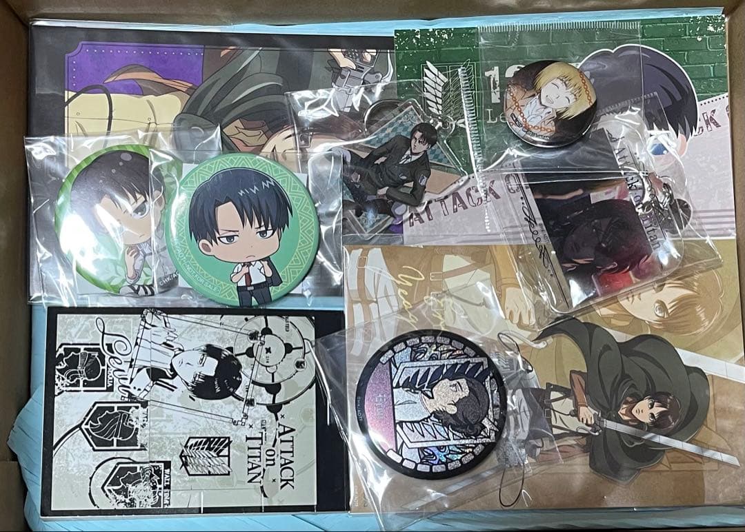 進撃の巨人 グッズ　まとめ売り　100個以上　一箱限定