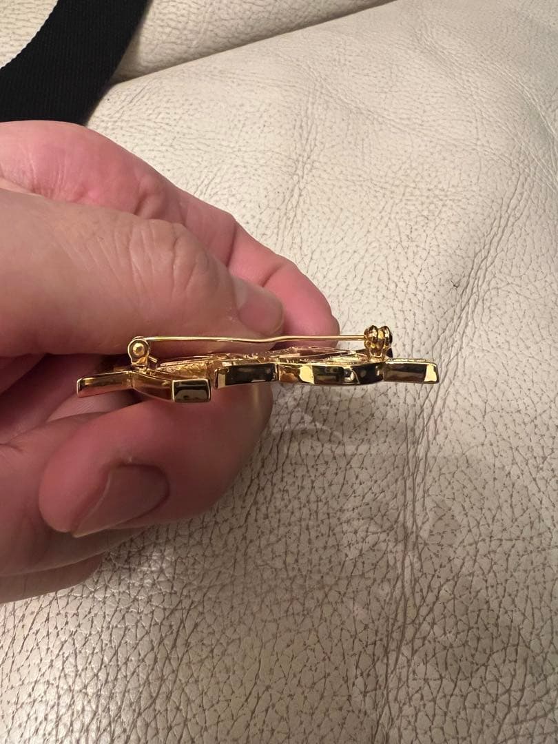 確実正規品Yves Saint Laurent イヴサンローラン ブローチ