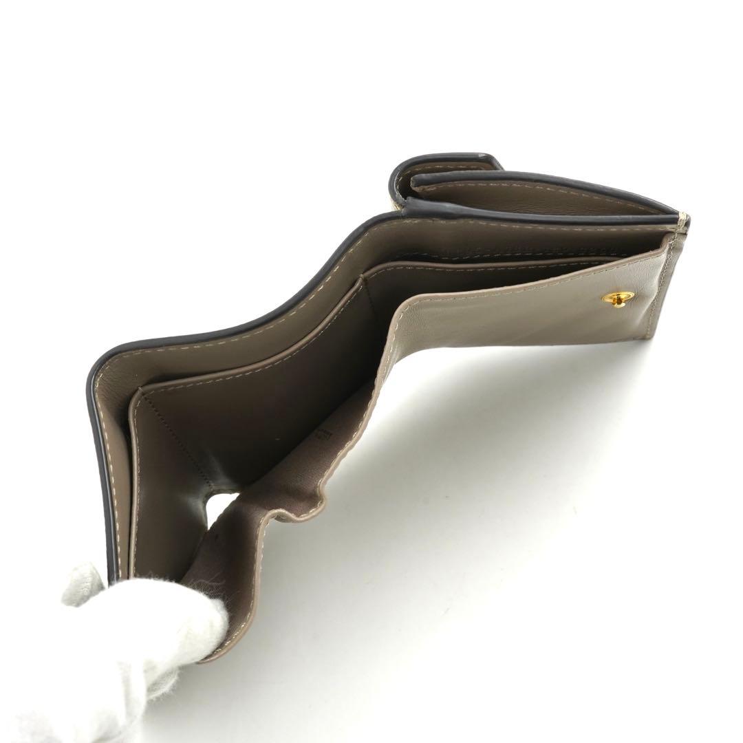 ✨プレゼント✨　FENDI ミニ財布　エフイズ　Fロゴ　三つ折り エンボスロゴ