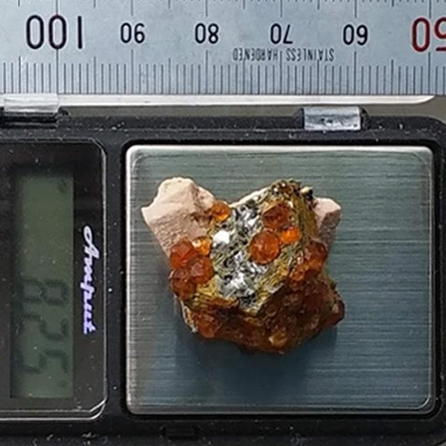 8.25g　ガーネット　マイカ　スペサルタイト　母岩付き　共生鉱物　鉱物標本
