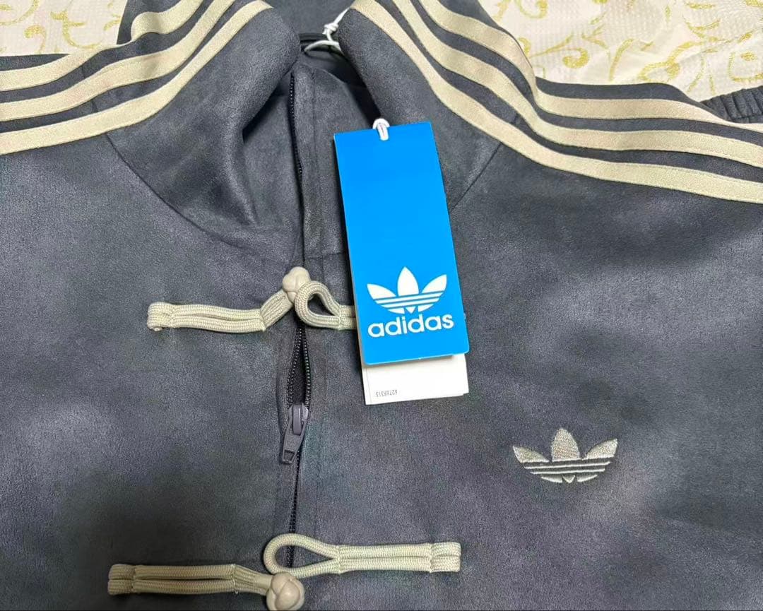 アディダス 中国限定 蛇年トラックジャケットダググレーLサイズ”
