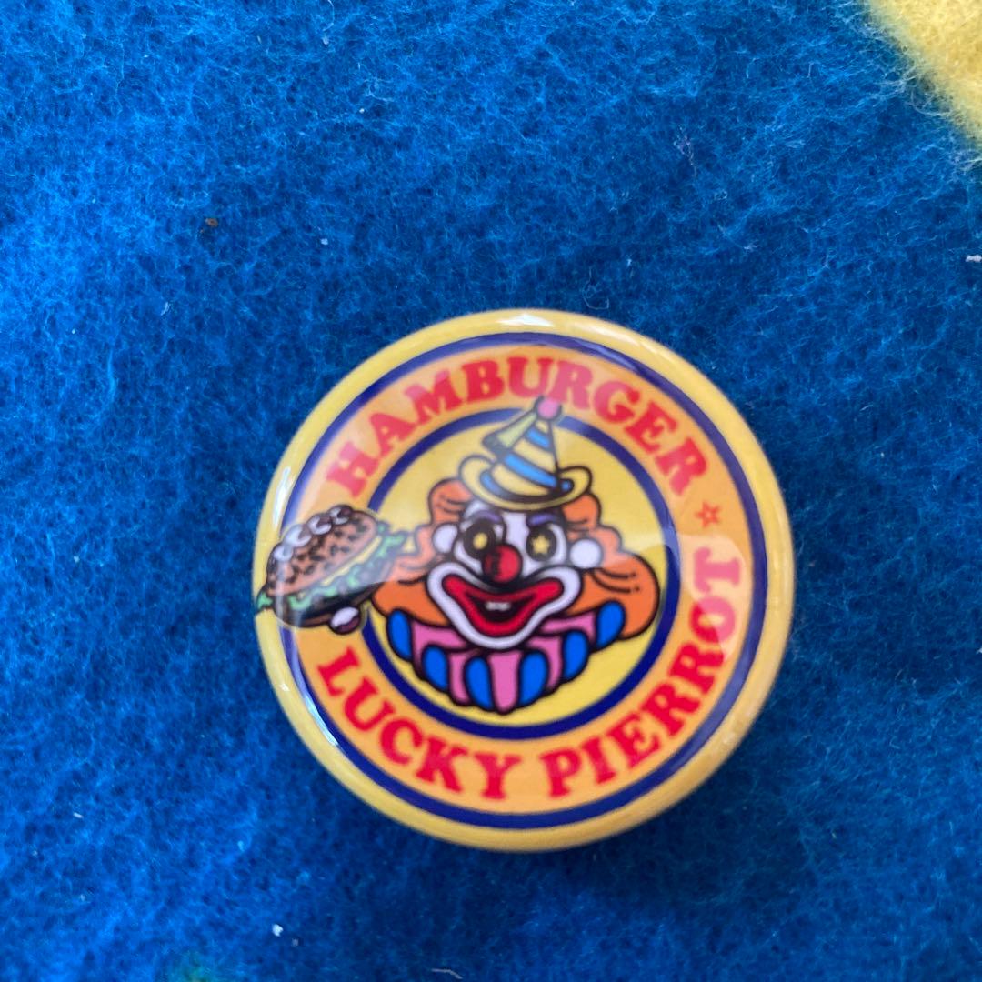 バッジ　ラッキーピエロ　ハンバーガー　黄色