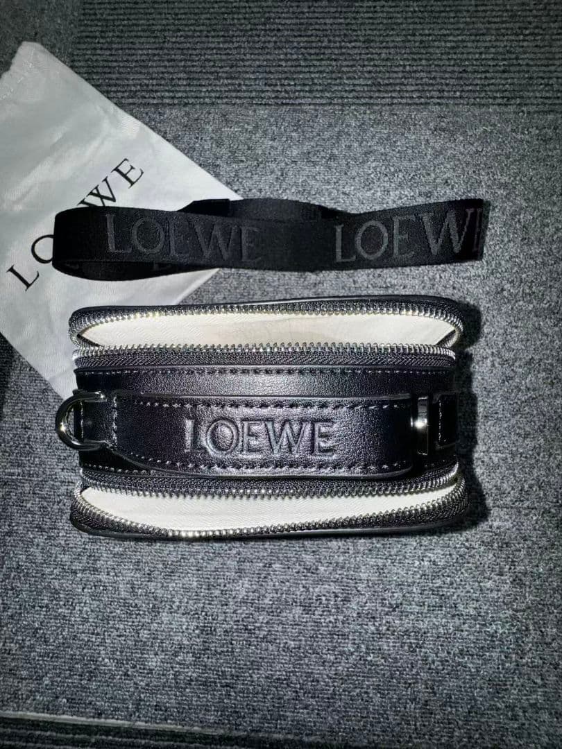 LOEWE ブラックレザー ボディバッグ