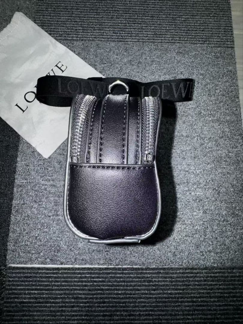 LOEWE ブラックレザー ボディバッグ