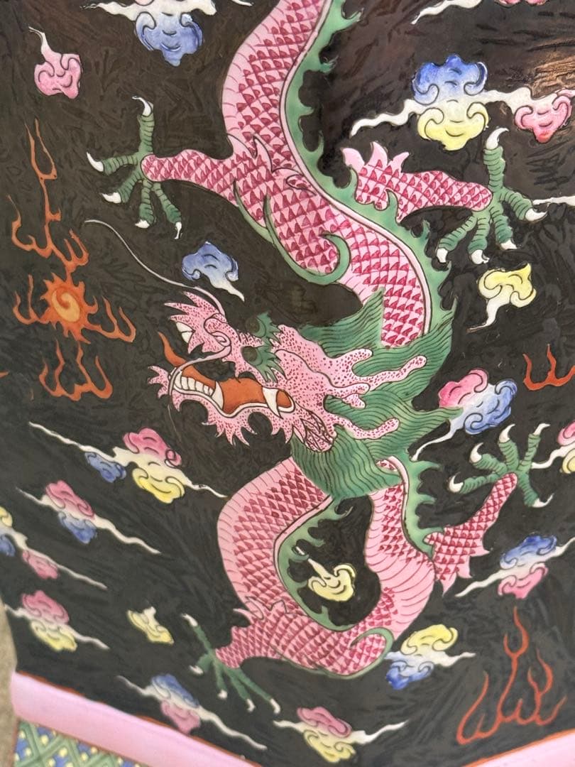 中国　大清乾隆年製銘　黒地粉彩龍鳳紋角瓶　右　高さ47.0cm 送料込み0106