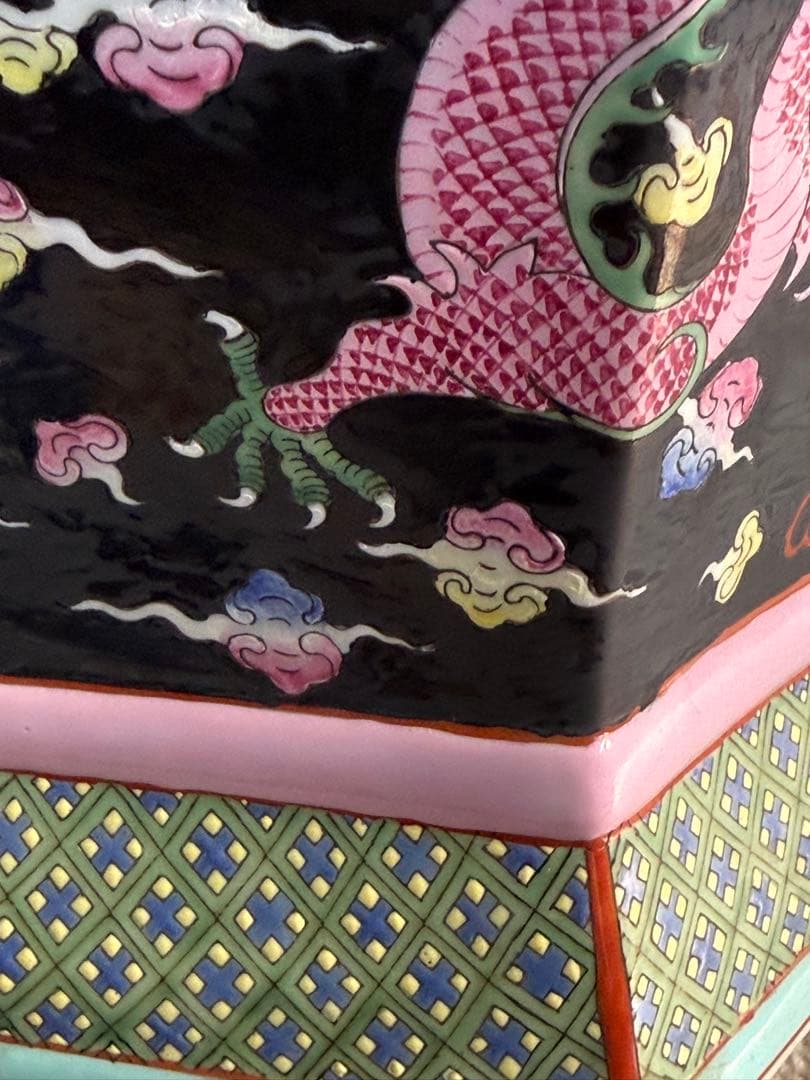 中国　大清乾隆年製銘　黒地粉彩龍鳳紋角瓶　右　高さ47.0cm 送料込み0106