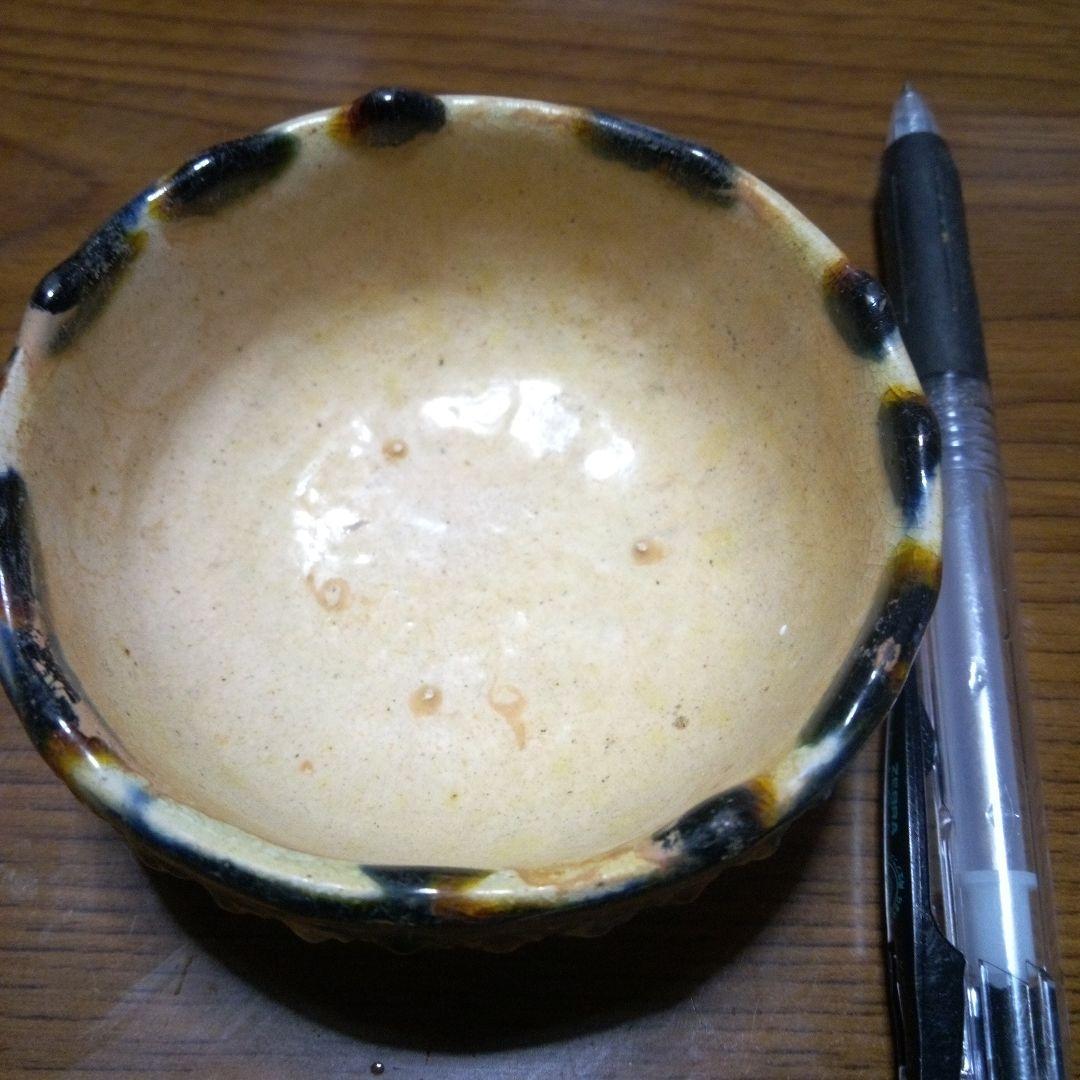 唐三彩　装飾的な模様の陶器の器