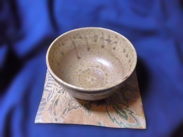 状態の良い黄瀬戸茶碗です。銘は雪月、柳営御物、玄々斎の花押が描かれています。