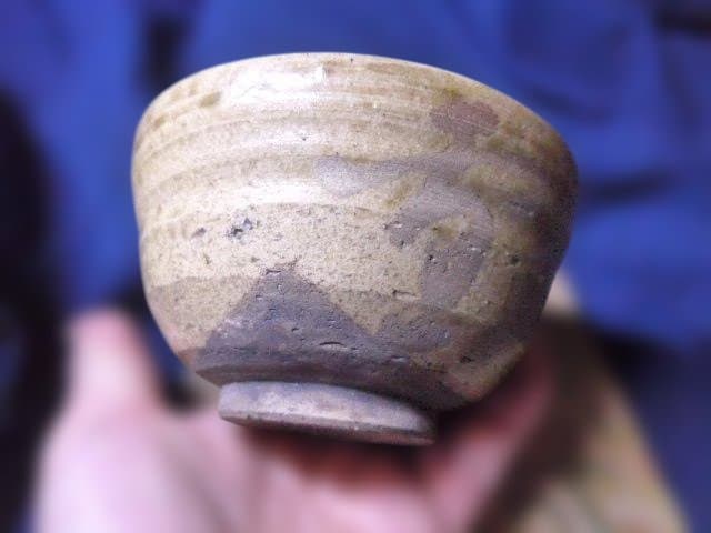 状態の良い黄瀬戸茶碗です。銘は雪月、柳営御物、玄々斎の花押が描かれています。