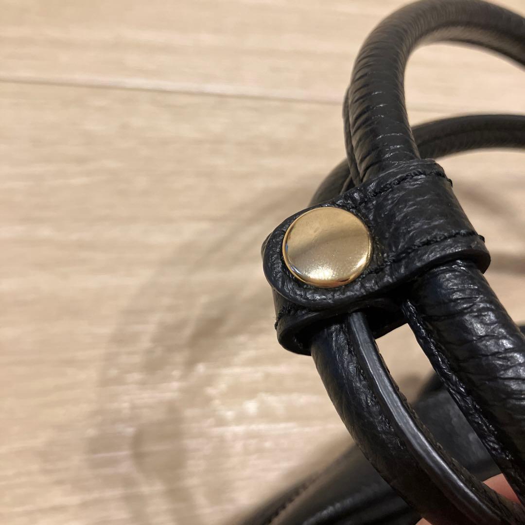 CHRISTIAN VILLA チャーム付きシュリンクレザーハンドバッグ