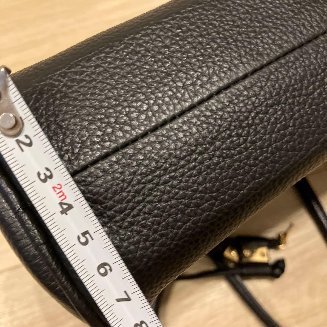 CHRISTIAN VILLA チャーム付きシュリンクレザーハンドバッグ