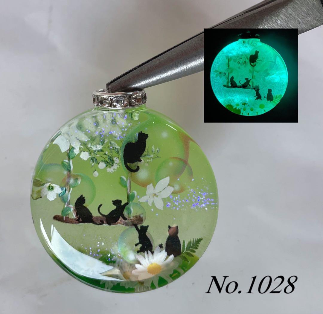 RUKURUKU/桃の花と親子猫　　蓄光　オルゴナイトキーホルダー