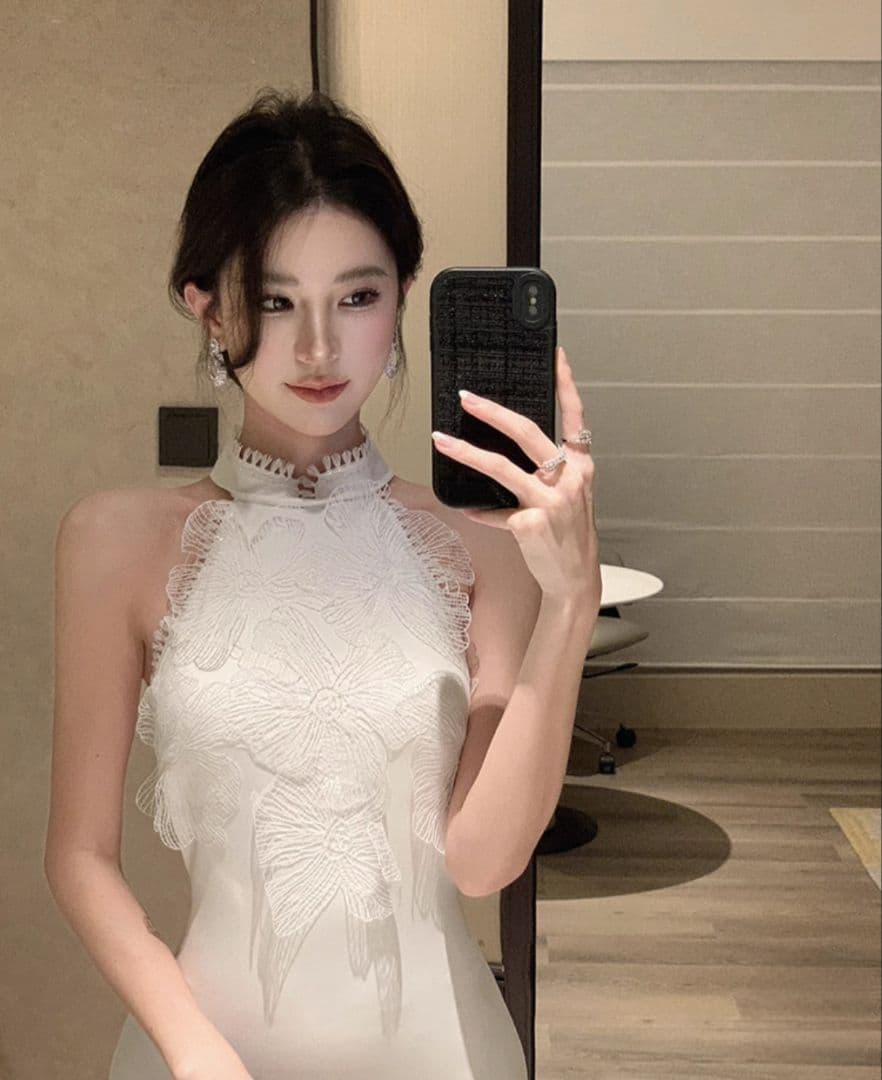 ホルターネックドレス　ミディ丈　ドレス　キャバドレス　白　タイト 上品