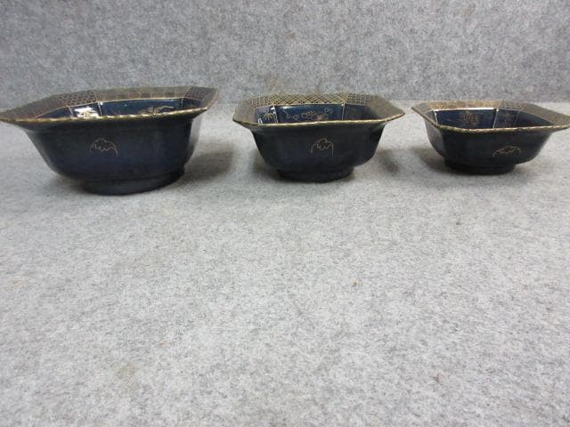 伊万里焼瑠璃金彩松竹梅にこうもり図三つ角鉢 [B24756]